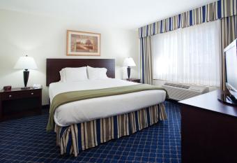 Holiday Inn Express Hotel & Suites Torrington, an IHG Hotel has rooms with a private hot tub