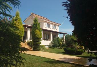 Beautiful Summer Villa in Chalkoutsi allows 18 year olds to book a room