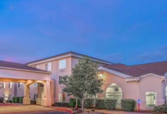 Super 8 by Wyndham Heyburn/Burley Area allows 18 year olds to book a room