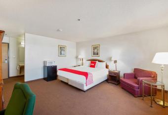 OYO Hotel Portage I-94 has rooms with a private hot tub