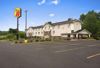 Red Roof Inn Mansfield allows 18 year olds to book a room