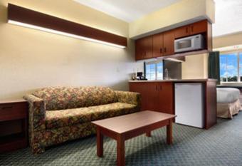 Microtel Inn & Suites by Wyndham Hamburg has rooms with a private hot tub