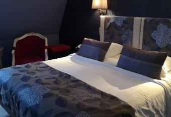 Villa Augeval H  tel de charme & Spa has rooms with a private hot tub