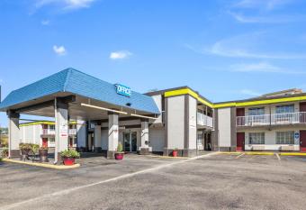 Econo Lodge Inn & Suites allows 18 year olds to book a room