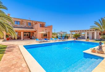 Casa Es Figueral has Balcony rooms