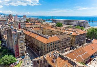 Studio apartman Bulesic allows 18 year olds to book a room