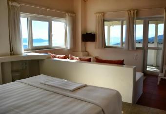 Golden Sea View Suites allows 18 year olds to book a room