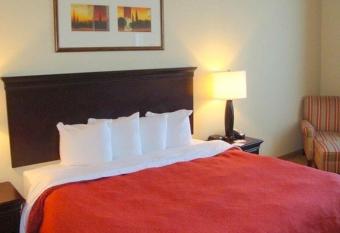 Country Inn & Suites by Radisson, Petersburg, VA has rooms with a private hot tub