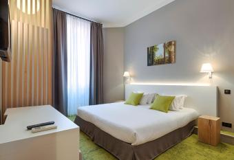 H  tel La Villa Tosca allows 18 year olds to book a room