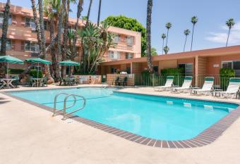 Saga Motor Hotel Pasadena allows 18 year olds to book a room