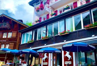 Weisses R  ssli allows 18 year olds to book a room