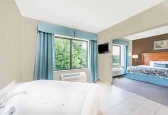 Wingate by Wyndham Lancaster / PA Dutch Country has rooms with a private hot tub