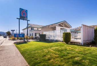 Motel 6 The Dalles has Smoking rooms