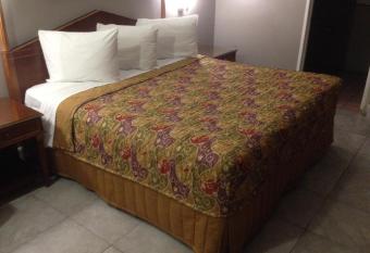 Five Star Inn West Covina has rooms with a private hot tub