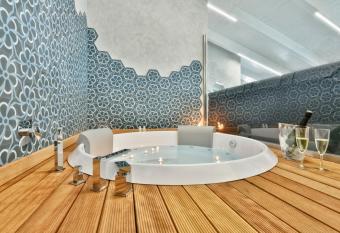 Amnis suites allows 18 year olds to book a room