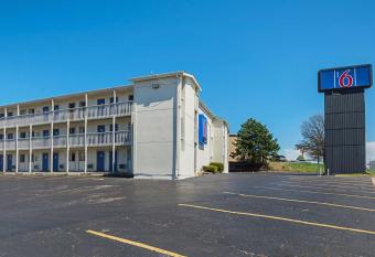 Motel 6-Blue Springs, MO has Smoking rooms