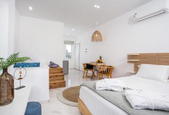 Ammos Luxury Suites allows 18 year olds to book a room