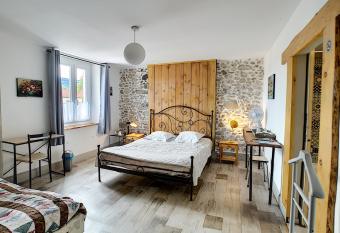 Maison de ville au pied de la Montagne Noire allows 18 year olds to book a room