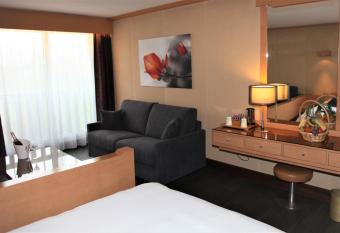 Amiraut   H  tel Golf Deauville has rooms with a private hot tub