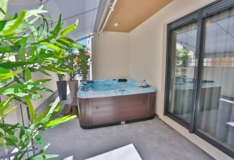 Luxury Urban Villa Apartments With Jacuzzi has rooms with a private hot tub