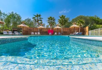 Les Bastides Saint Paul has Balcony rooms