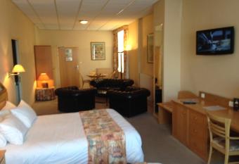 Metropol Hotel allows 18 year olds to book a room