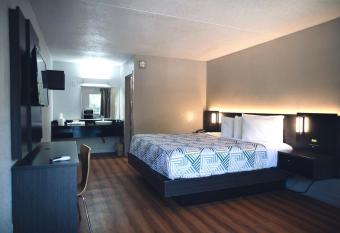 Motel 6 Little Rock North has rooms with a private hot tub