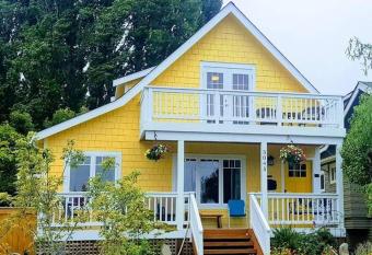 UPSTAIRS Alki Beach APARTMENT - Seattle -Historic-1858 has Balcony rooms