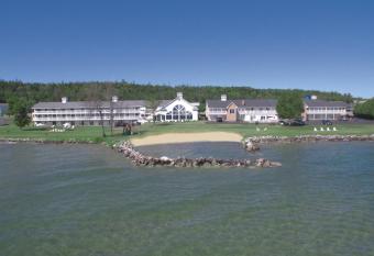 Baymont by Wyndham St. Ignace Lakefront has Balcony rooms