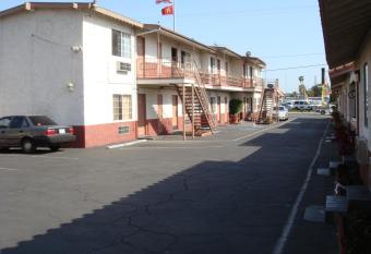 American Inn allows 18 year olds to book a room