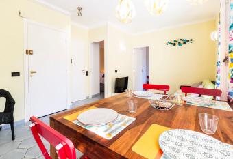 Place Amiral Barnaud allows 18 year olds to book a room