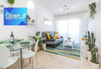 Green Cactus cosy Loft, Wifi & Gym allows 18 year olds to book a room