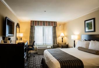 Days Inn by Wyndham Concord has rooms with a private hot tub
