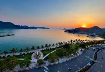 Cat Ba Bay Vision Hotel has Balcony rooms