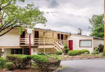 Econo Lodge Summit - Scranton has Smoking/Balcony rooms