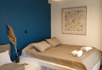 Sealake View has Balcony rooms