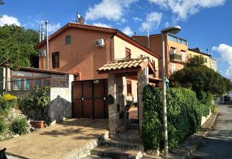 B&B BENJAMAS allows 18 year olds to book a room