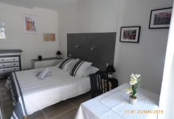 MAS MAURANE-Chambre d h  te avec SPA priv   allows 18 year olds to book a room