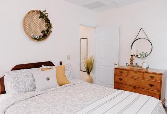 Blue Moon Motel has Balcony rooms