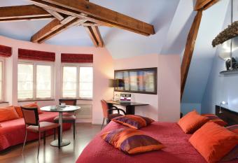 Logis H  tels Le Saint Georges has rooms with a private hot tub