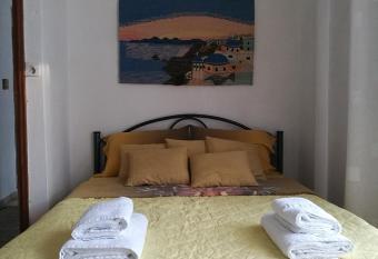 Anastasias Central Apartment has Balcony rooms