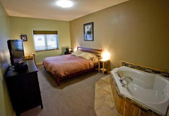 Adventure Inn has rooms with a private hot tub
