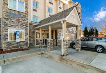 Motel 6 Canton Ga allows 18 year olds to book a room