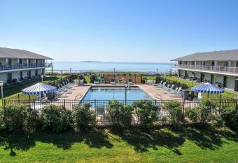 Friendship Oceanfront Suites has Balcony rooms