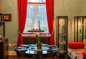 Vintage Balcony Guesthouse has Balcony rooms