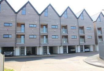 Modern **Pet friendly** 3 bed beach view Town House near Dover ,Canterbury ,Folkestone and Hythe Kent has Balcony rooms