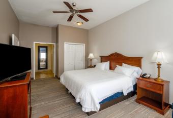 Hampton Inn London-North has rooms with a private hot tub