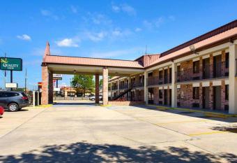 Quality Inn Hammond has Smoking rooms