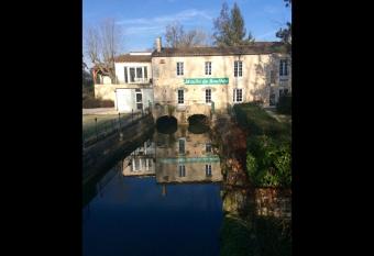 LE MOULIN DE BOUL  DE has Balcony rooms