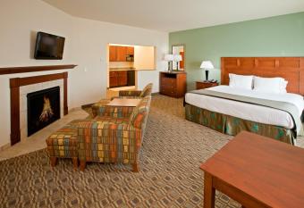 Holiday Inn Express & Suites Ripley By IHG has rooms with a private hot tub
